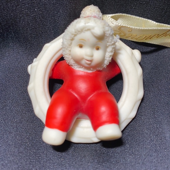 Snowbabies sitting on a wreath. - Picture 1 of 2